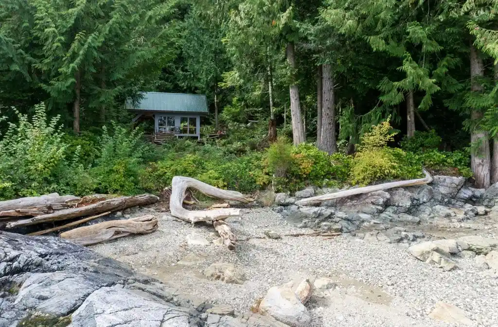 Fairview Bay Hut on the Sunshine Coast Trail