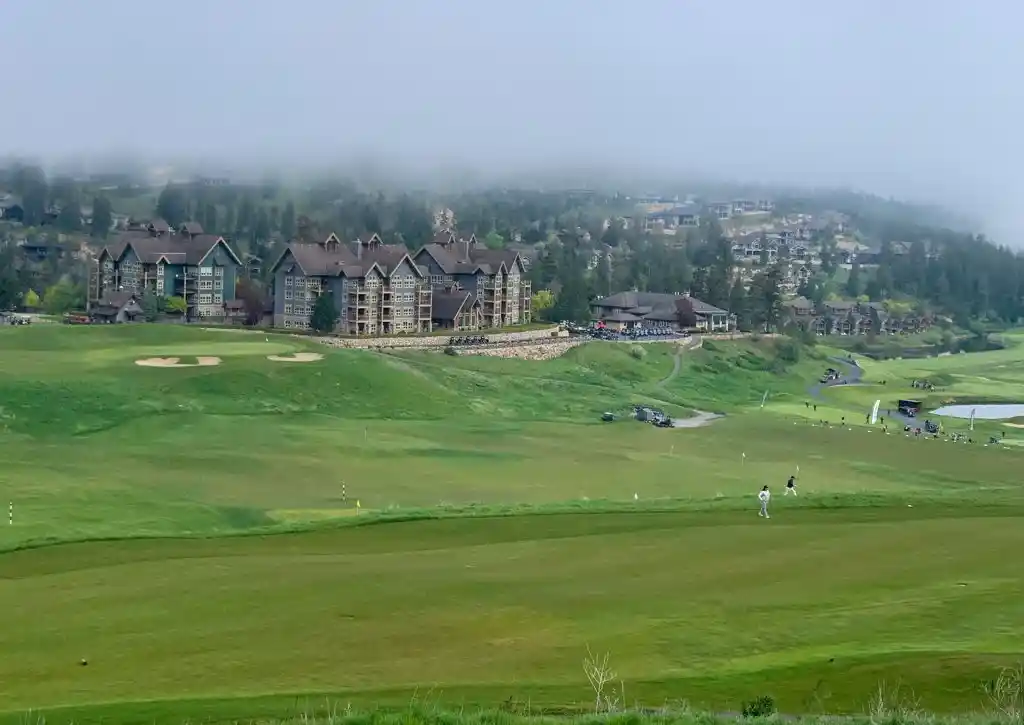 The lodge at Predator Ridge with the golf course in the foreground.